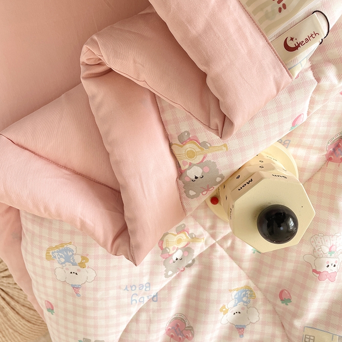 91家纺网 家纺一手货源 找家纺 梵克保罗 2025新款全棉夏被碎花卡通小清新简约纯棉夏凉被夏被四件套三件套 小不点们