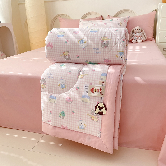 91家纺网 家纺一手货源 找家纺 梵克保罗 2025新款全棉夏被碎花卡通小清新简约纯棉夏凉被夏被四件套三件套 小不点们