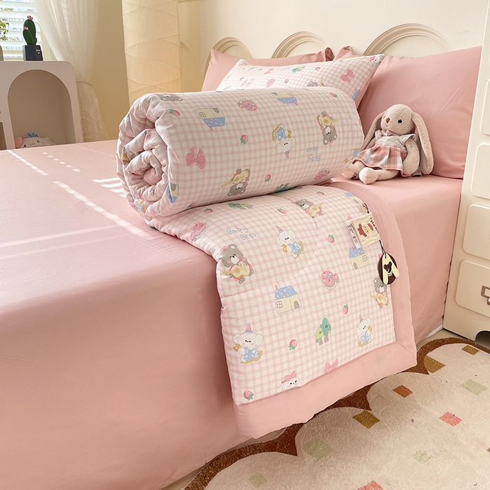 91家纺网 家纺一手货源 找家纺 梵克保罗 2025新款全棉夏被碎花卡通小清新简约纯棉夏凉被夏被四件套三件套 小不点们