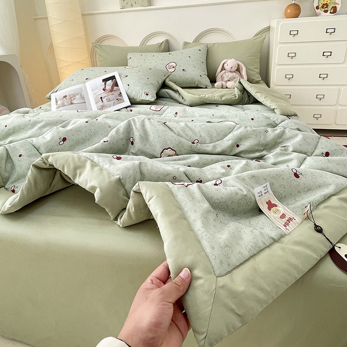 91家纺网 家纺一手货源 找家纺 梵克保罗 2025新款全棉夏被碎花卡通小清新简约纯棉夏凉被夏被四件套三件套 小可爱樱桃