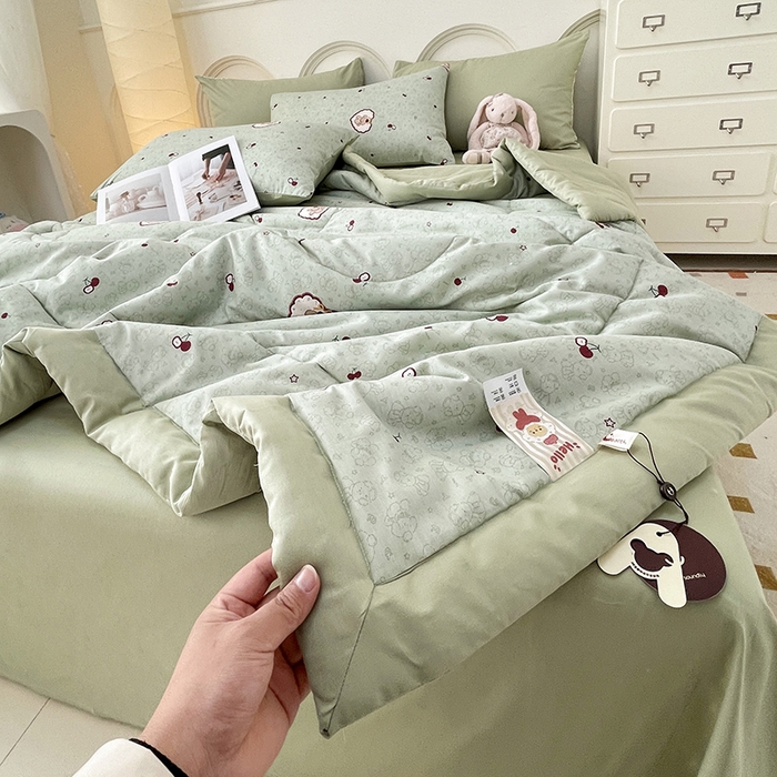 91家纺网 家纺一手货源 找家纺 梵克保罗 2025新款全棉夏被碎花卡通小清新简约纯棉夏凉被夏被四件套三件套 小可爱樱桃