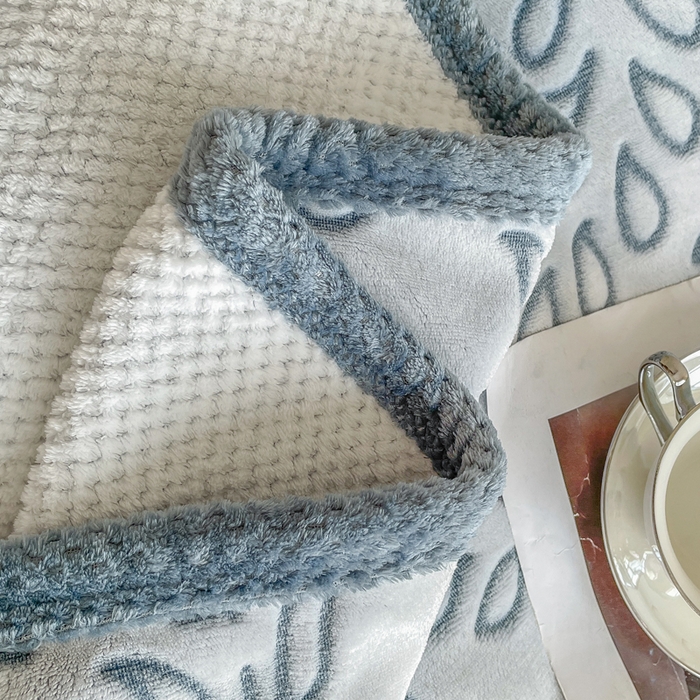 91家纺网 家纺一手货源 找家纺 梵克保罗 2025新款背印剪花牛奶绒菠萝格复合毛毯 灰蓝
