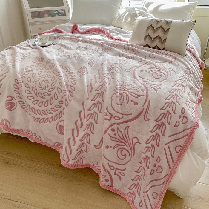 91家纺网 家纺一手货源 找家纺 梵克保罗 2025新款背印剪花牛奶绒菠萝格复合毛毯 粉色