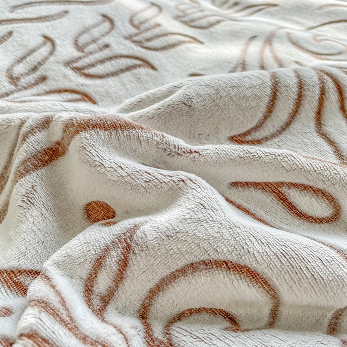 91家纺网 家纺一手货源 找家纺 梵克保罗 2025新款背印剪花牛奶绒菠萝格复合毛毯 咖啡