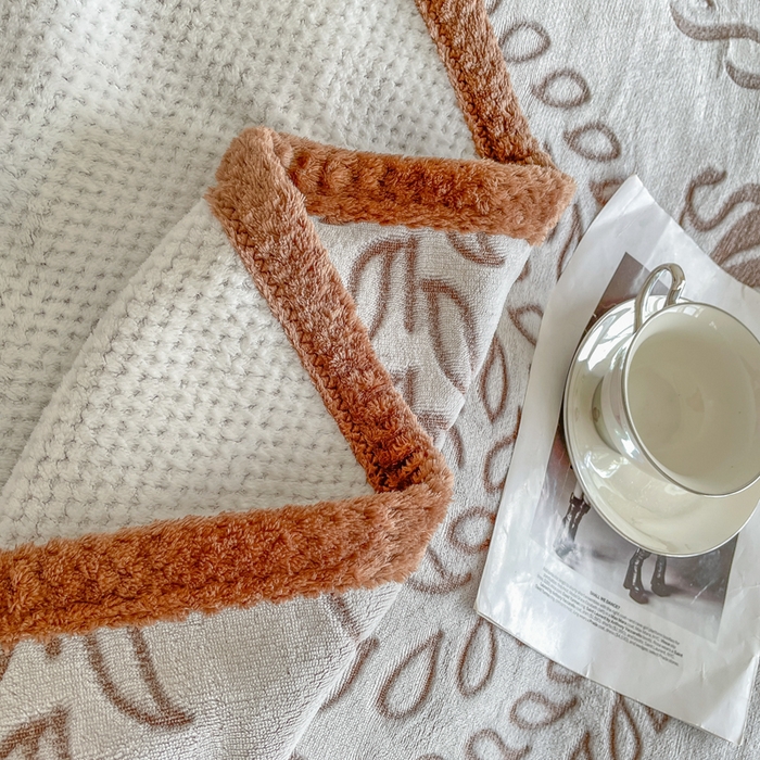 91家纺网 家纺一手货源 找家纺 梵克保罗 2025新款背印剪花牛奶绒菠萝格复合毛毯 咖啡