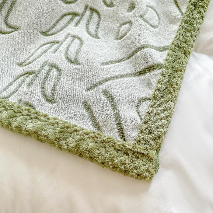 91家纺网 家纺一手货源 找家纺 梵克保罗 2025新款背印剪花牛奶绒菠萝格复合毛毯 草绿