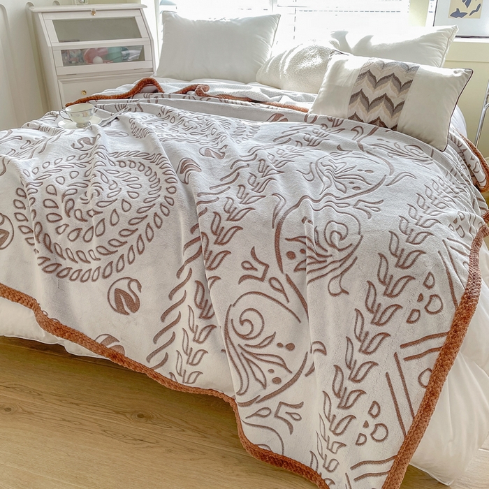 91家纺网 家纺一手货源 找家纺 梵克保罗 2025新款背印剪花牛奶绒菠萝格复合毛毯 咖啡