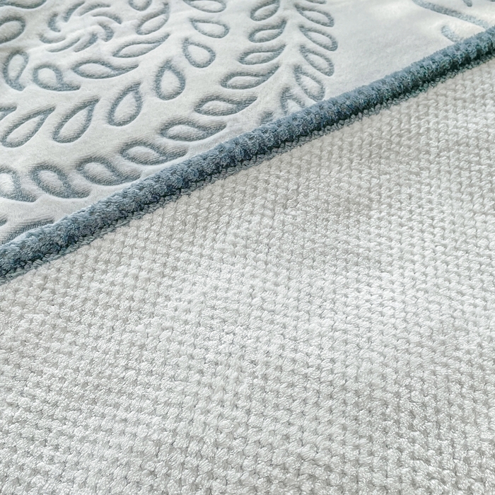 91家纺网 家纺一手货源 找家纺 梵克保罗 2025新款背印剪花牛奶绒菠萝格复合毛毯 灰蓝