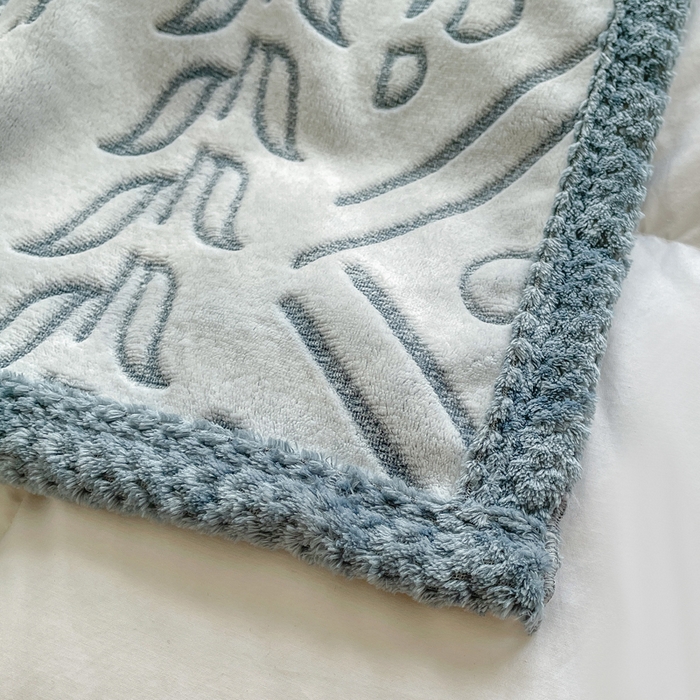 91家纺网 家纺一手货源 找家纺 梵克保罗 2025新款背印剪花牛奶绒菠萝格复合毛毯 灰蓝