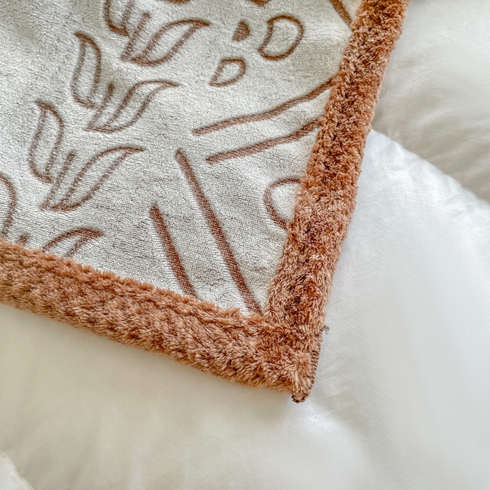 91家纺网 家纺一手货源 找家纺 梵克保罗 2025新款背印剪花牛奶绒菠萝格复合毛毯 咖啡