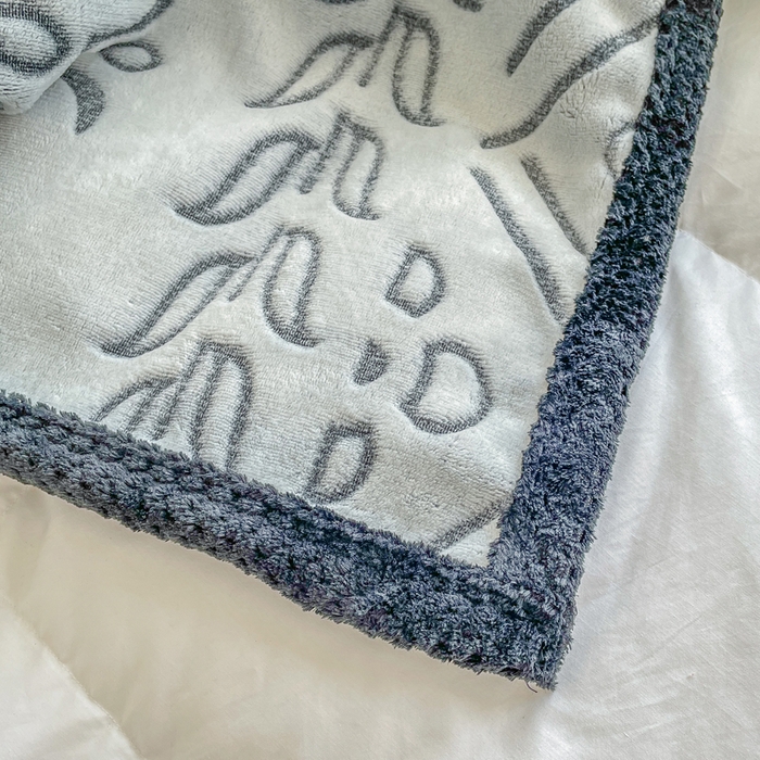 91家纺网 家纺一手货源 找家纺 梵克保罗 2025新款背印剪花牛奶绒菠萝格复合毛毯 黑色