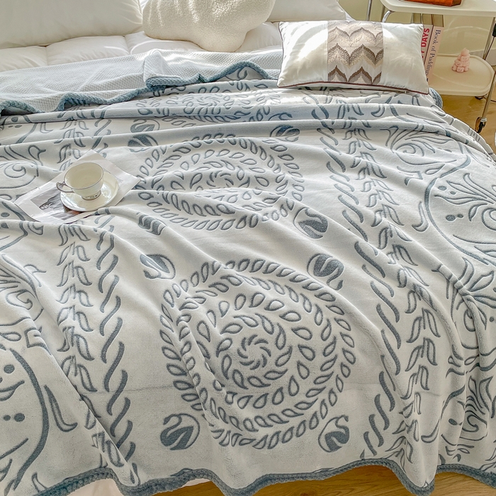 91家纺网 家纺一手货源 找家纺 梵克保罗 2025新款背印剪花牛奶绒菠萝格复合毛毯 灰蓝