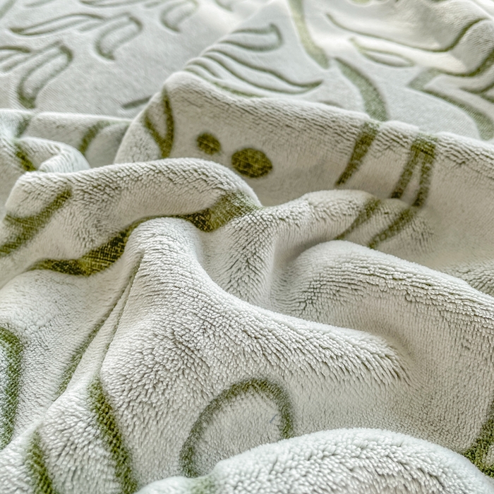 91家纺网 家纺一手货源 找家纺 （总）梵克保罗 2025新款背印剪花牛奶绒菠萝格复合毛毯