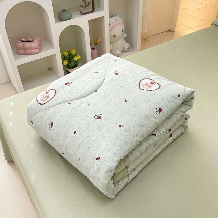 91家纺网 家纺一手货源 找家纺 梵克保罗 2025新款全棉夏被碎花卡通小清新简约纯棉夏凉被夏被四件套三件套 小可爱樱桃