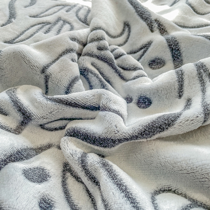 91家纺网 家纺一手货源 找家纺 梵克保罗 2025新款背印剪花牛奶绒菠萝格复合毛毯 黑色