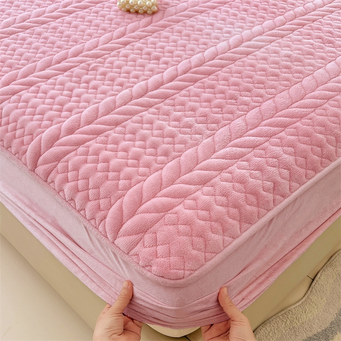 91家纺网 家纺一手货源 找家纺 （总）梦舒羽 2025新款牛奶绒夹棉床笠床单床盖床罩床护垫床垫保护罩三件套-轻奢