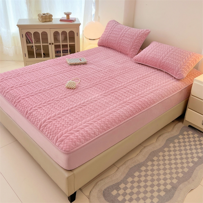 91家纺网 家纺一手货源 找家纺 （总）梦舒羽 2025新款牛奶绒夹棉床笠床单床盖床罩床护垫床垫保护罩三件套-轻奢