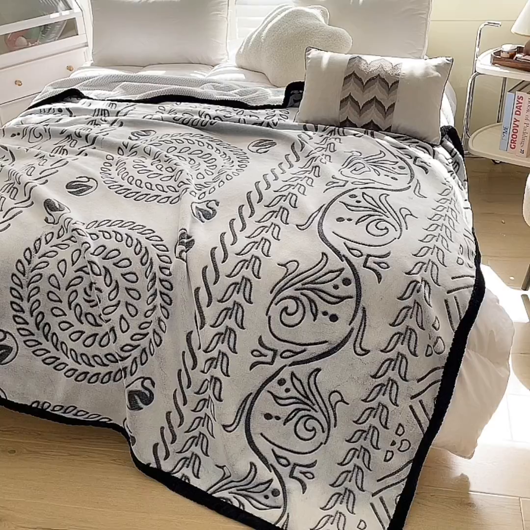 91家纺网 家纺一手货源 找家纺 梵克保罗 2025新款背印剪花牛奶绒菠萝格复合毛毯 黑色