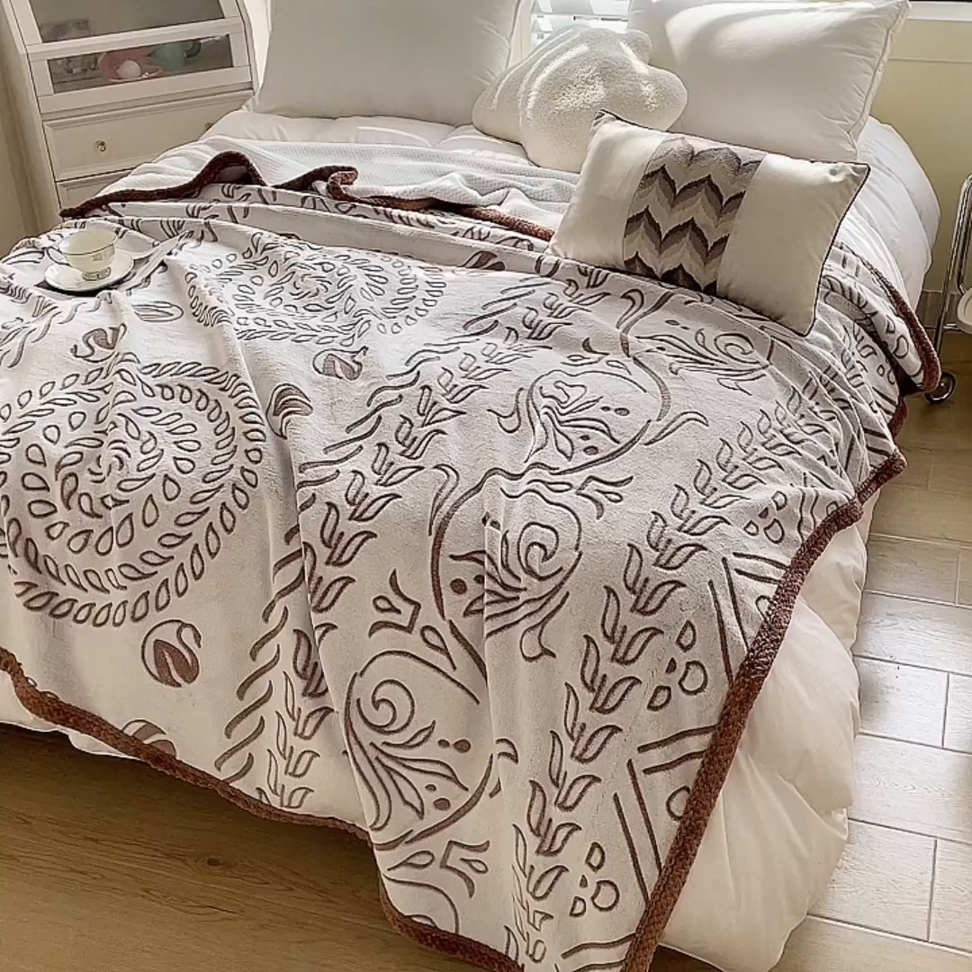 91家纺网 家纺一手货源 找家纺 梵克保罗 2025新款背印剪花牛奶绒菠萝格复合毛毯 咖啡