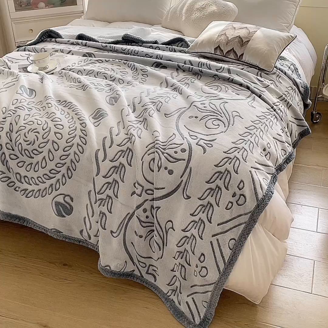 91家纺网 家纺一手货源 找家纺 梵克保罗 2025新款背印剪花牛奶绒菠萝格复合毛毯 灰色