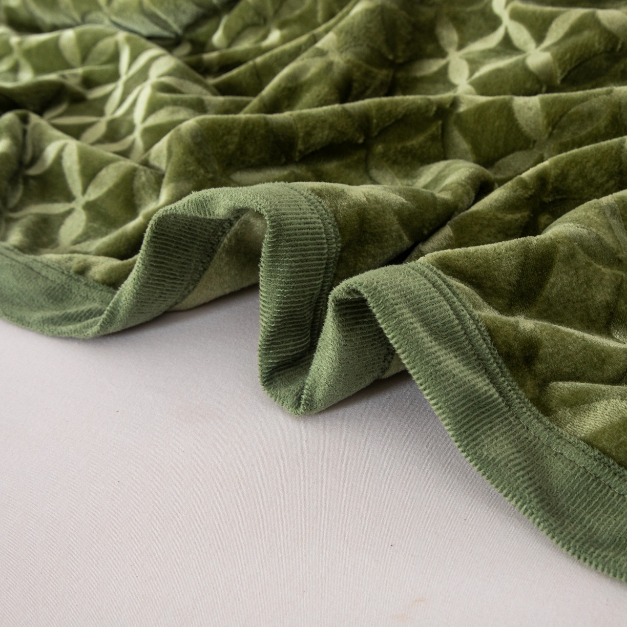 91家纺网 家纺一手货源 找家纺 梵克保罗 2025新款3D立体印花四季盖毯400克 铜钱绿