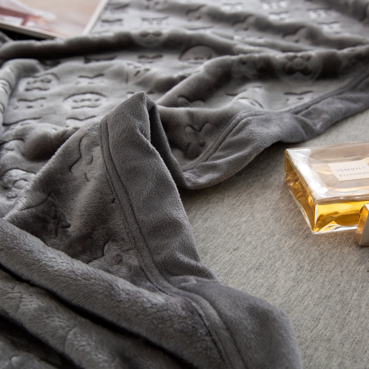 91家纺网 家纺一手货源 找家纺 梵克保罗 2025新款3D立体印花四季盖毯400克 3D灰