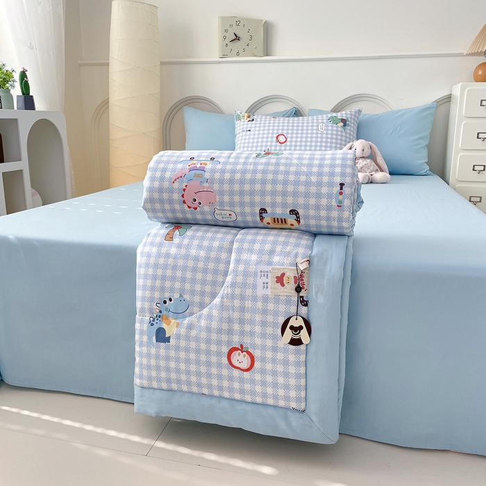 91家纺网 家纺一手货源 找家纺 梵克保罗 2025新款全棉夏被碎花卡通小清新简约纯棉夏凉被夏被四件套三件套 小恐龙