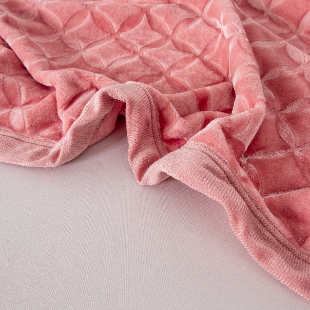 91家纺网 家纺一手货源 找家纺 梵克保罗 2025新款3D立体印花四季盖毯400克 铜钱粉