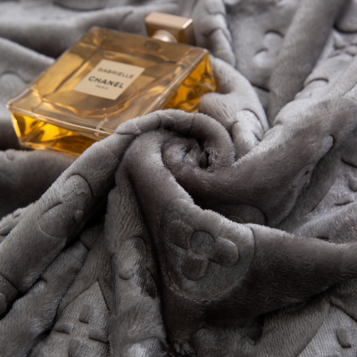 91家纺网 家纺一手货源 找家纺 梵克保罗 2025新款3D立体印花四季盖毯400克 3D灰