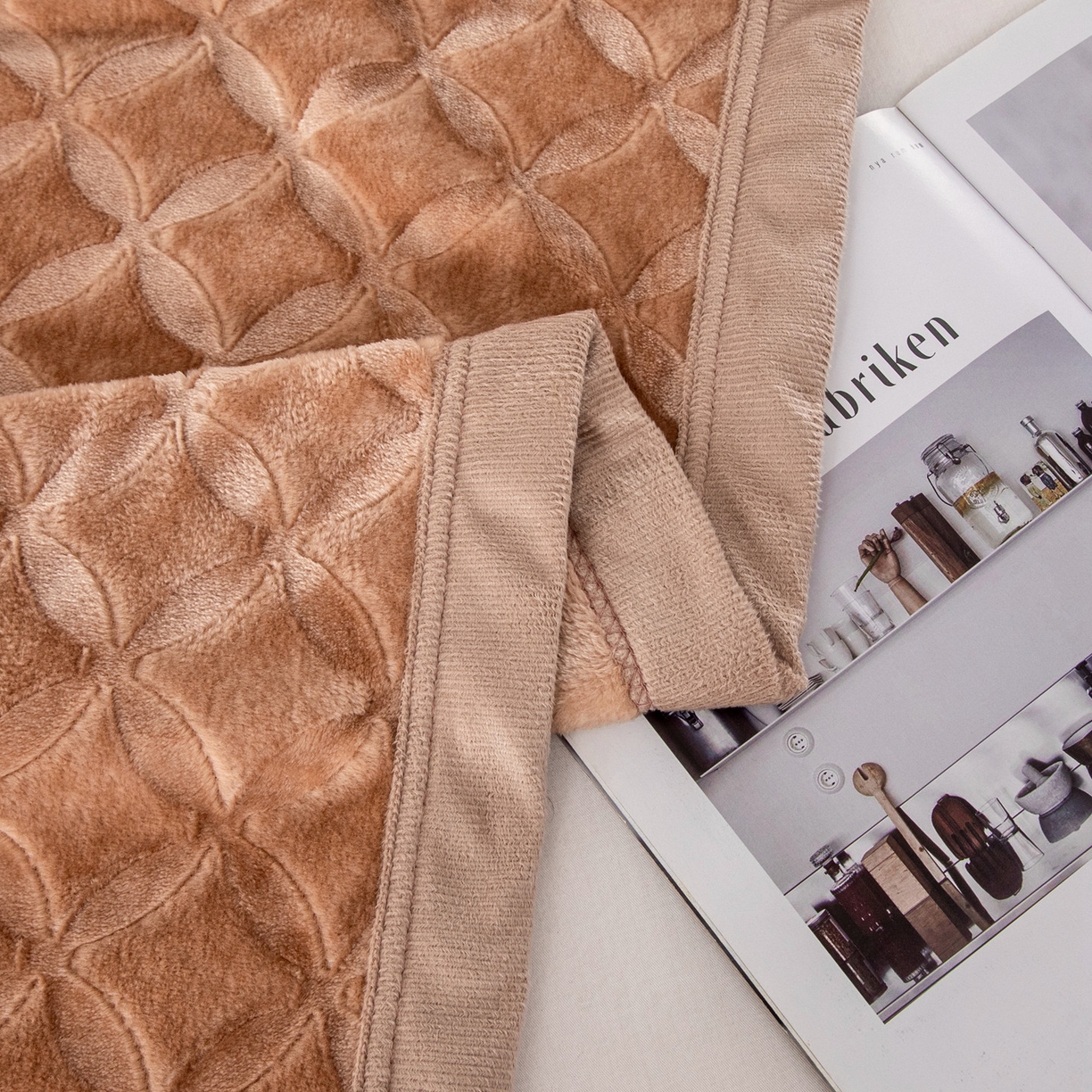 91家纺网 家纺一手货源 找家纺 梵克保罗 2025新款3D立体印花四季盖毯400克 铜钱驼