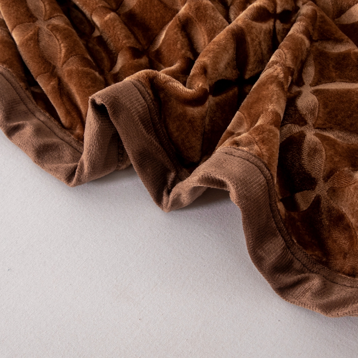 91家纺网 家纺一手货源 找家纺 梵克保罗 2025新款3D立体印花四季盖毯400克 铜钱咖啡