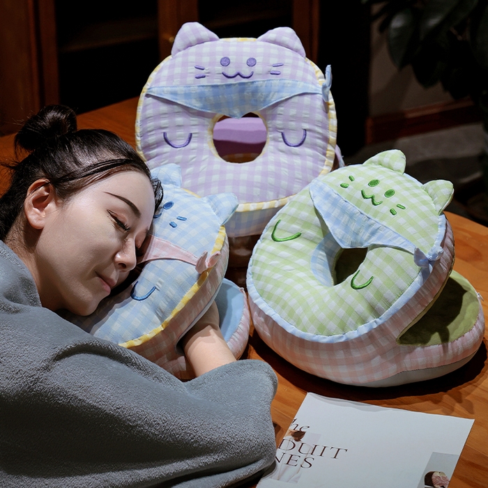 91家纺网 家纺一手货源 找家纺 （总）仟亿莱 2025新款泡泡纱方巾格子喵双面午睡枕 枕头枕芯