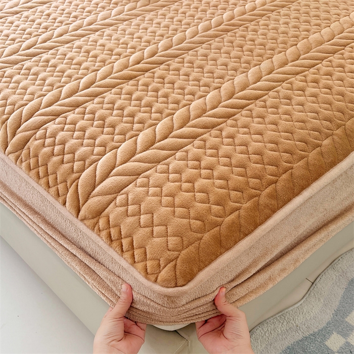 91家纺网 家纺一手货源 找家纺 （总）梦舒羽 2025新款牛奶绒夹棉床笠床单床盖床罩床护垫床垫保护罩三件套-轻奢