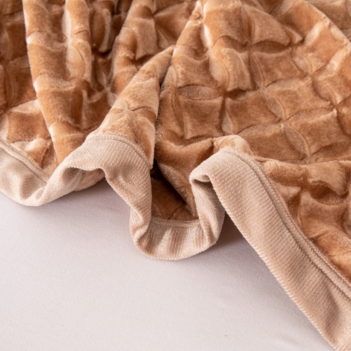 91家纺网 家纺一手货源 找家纺 梵克保罗 2025新款3D立体印花四季盖毯400克 铜钱驼