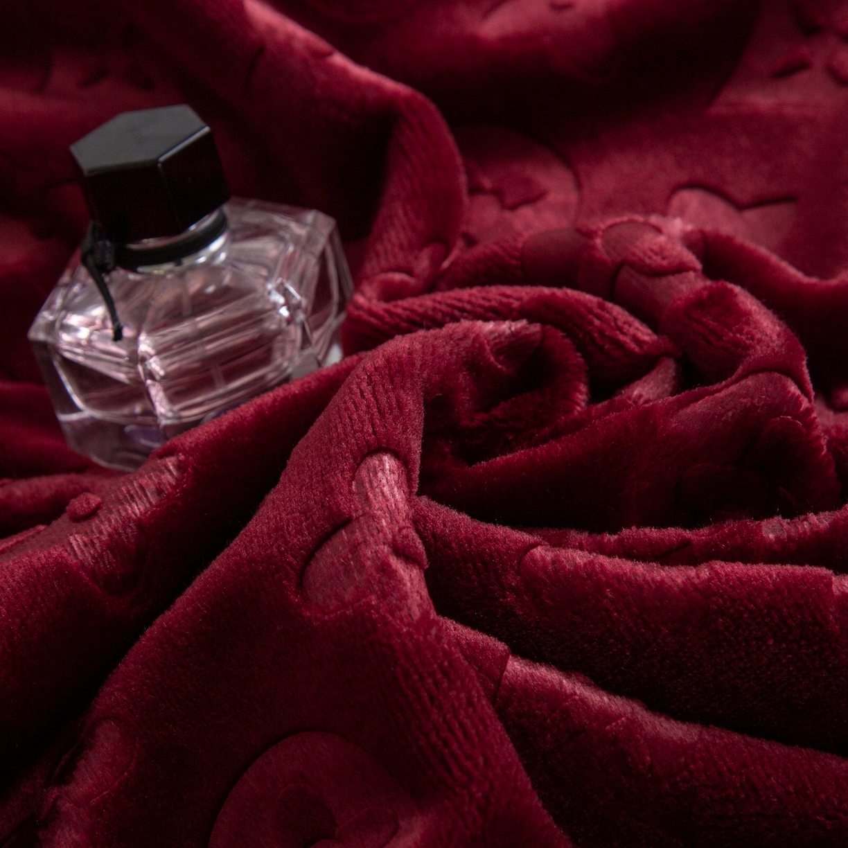 91家纺网 家纺一手货源 找家纺 梵克保罗 2025新款3D立体印花四季盖毯400克 3D酒红