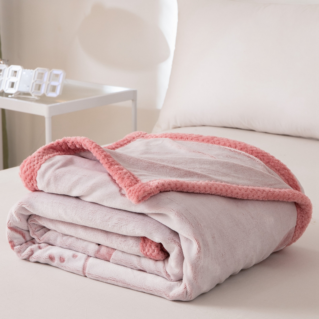 91家纺网 家纺一手货源 找家纺 （总）梵克保罗 2025新款3D雕花加厚牛奶绒剪花毛毯