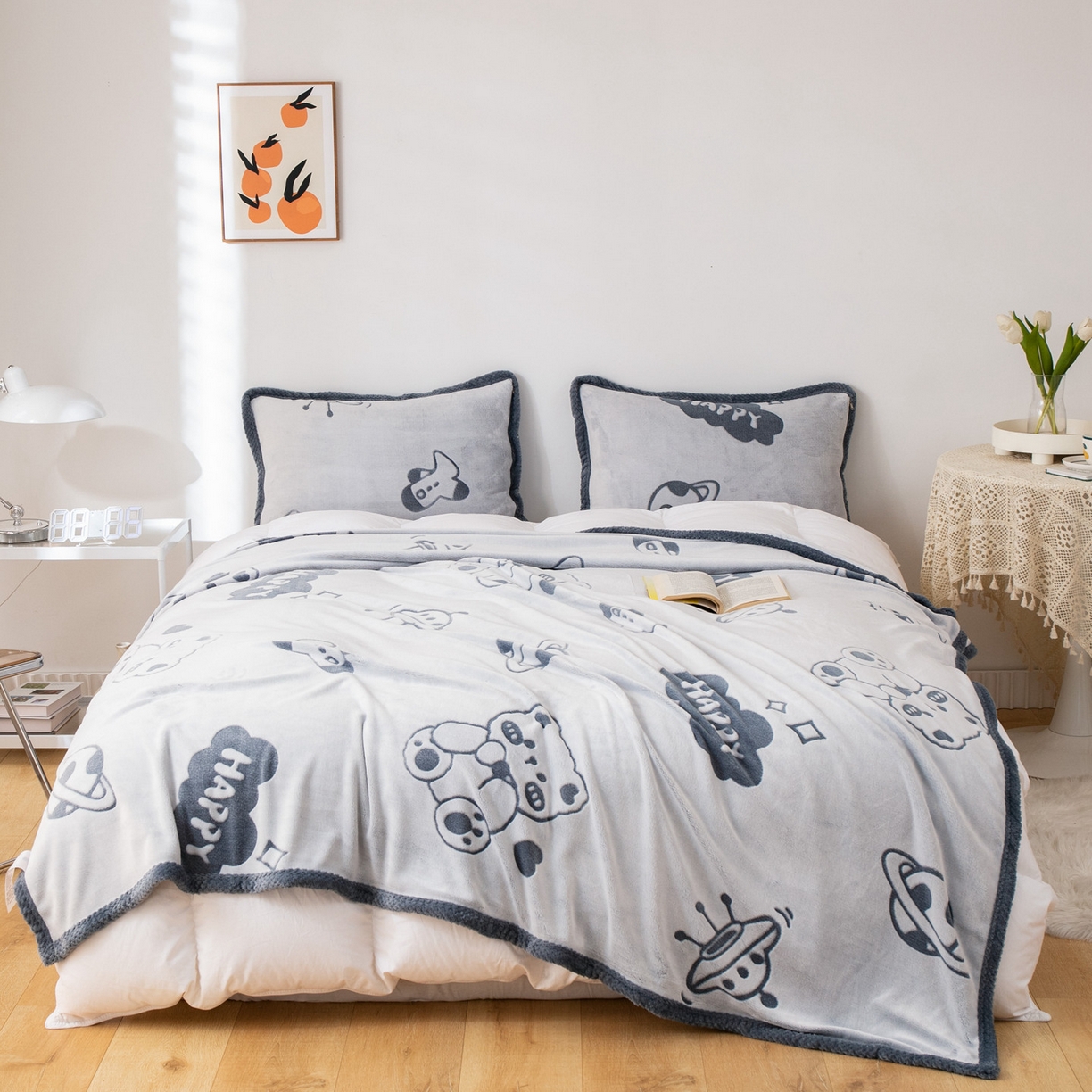 91家纺网 家纺一手货源 找家纺 梵克保罗 2025新款3D雕花加厚牛奶绒剪花毛毯 灰蓝熊