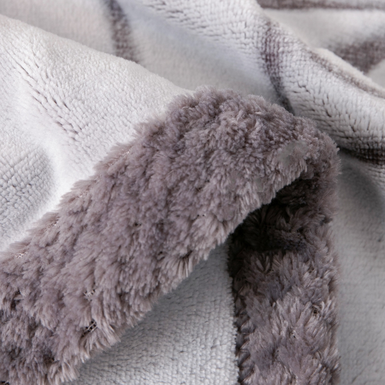91家纺网 家纺一手货源 找家纺 梵克保罗 2025新款3D雕花加厚牛奶绒剪花毛毯 灰公式