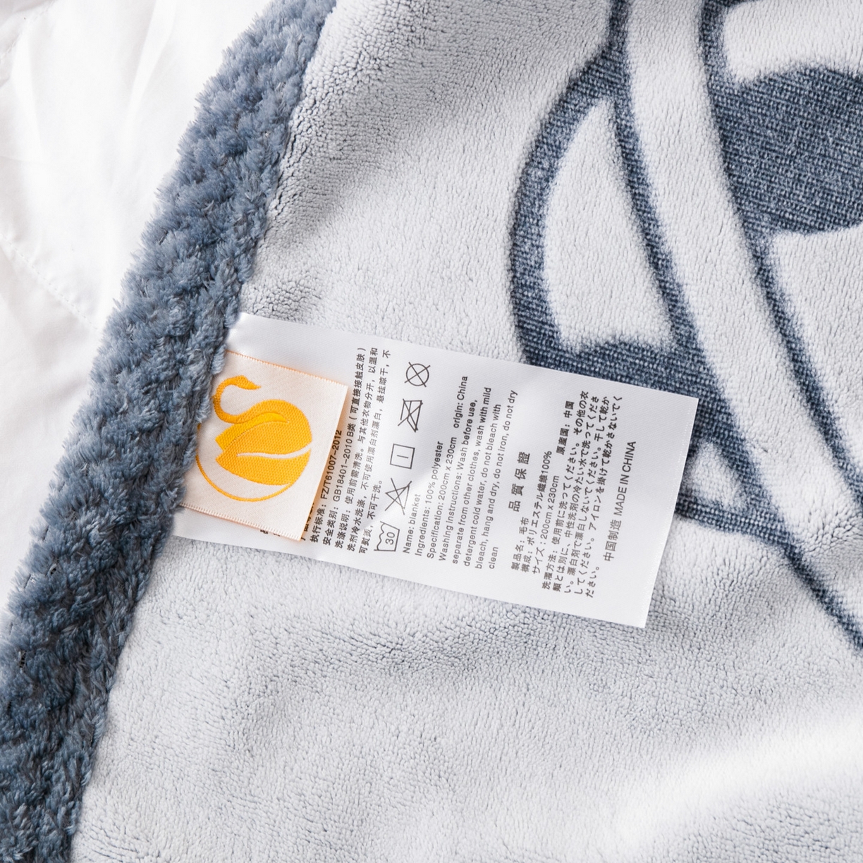 91家纺网 家纺一手货源 找家纺 梵克保罗 2025新款3D雕花加厚牛奶绒剪花毛毯 灰蓝熊