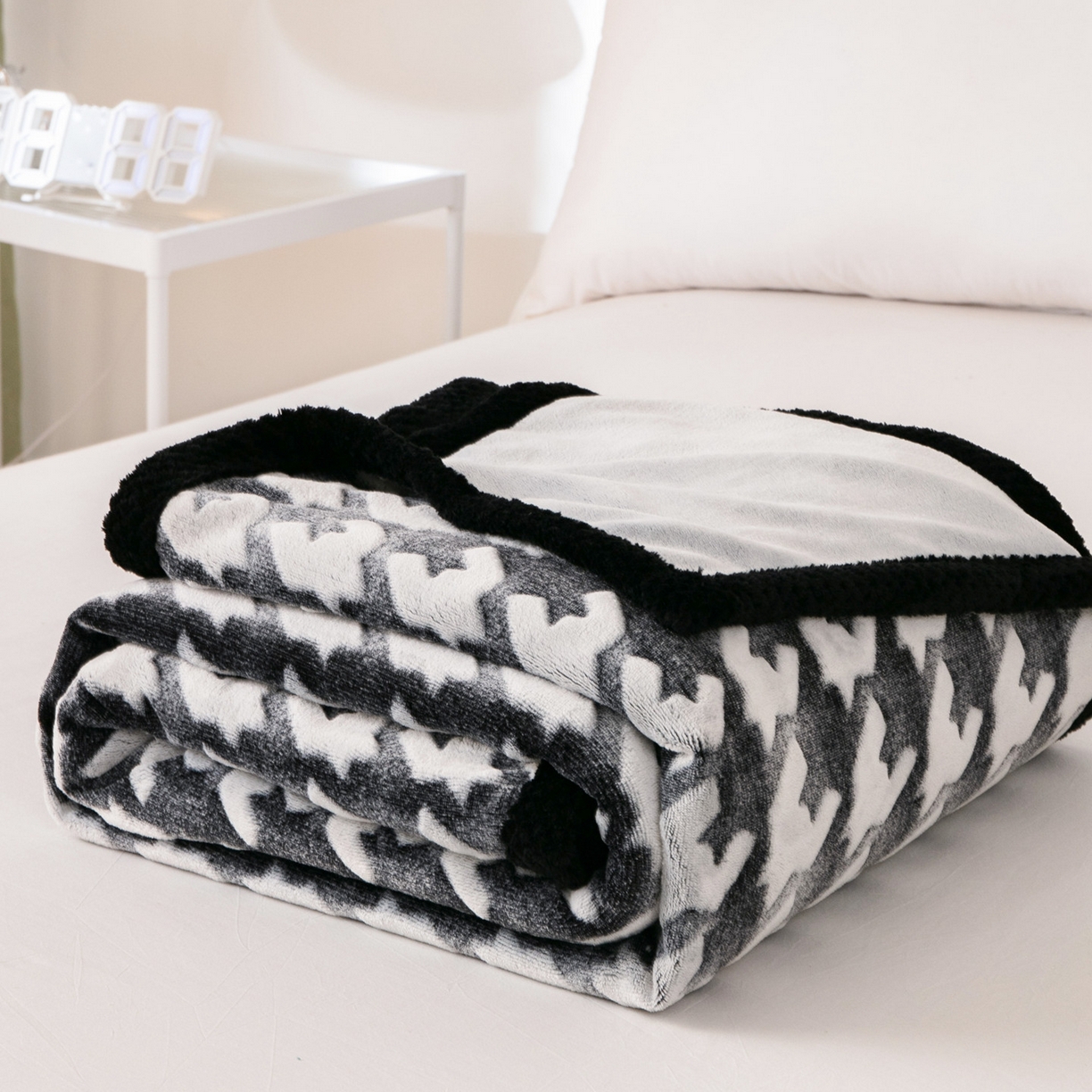 91家纺网 家纺一手货源 找家纺 梵克保罗 2025新款3D雕花加厚牛奶绒剪花毛毯 千鸟格