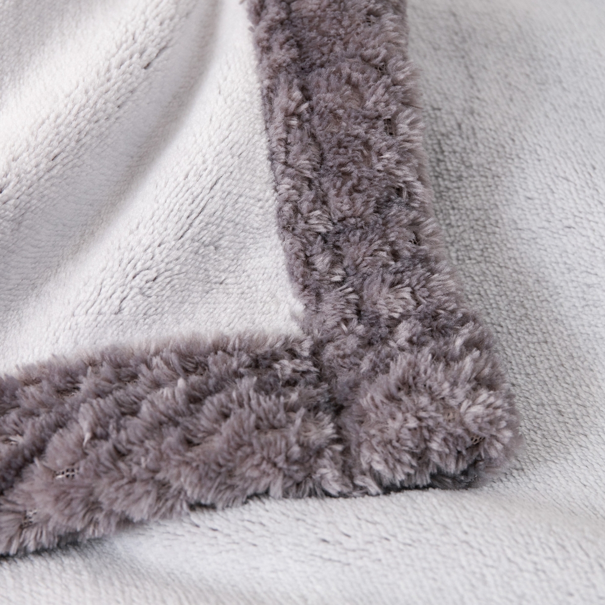 91家纺网 家纺一手货源 找家纺 梵克保罗 2025新款3D雕花加厚牛奶绒剪花毛毯 灰公式