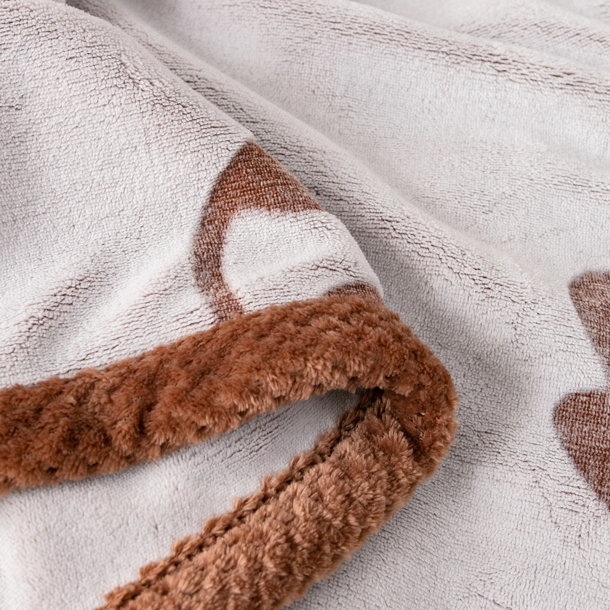 91家纺网 家纺一手货源 找家纺 梵克保罗 2025新款3D雕花加厚牛奶绒剪花毛毯 咖啡熊