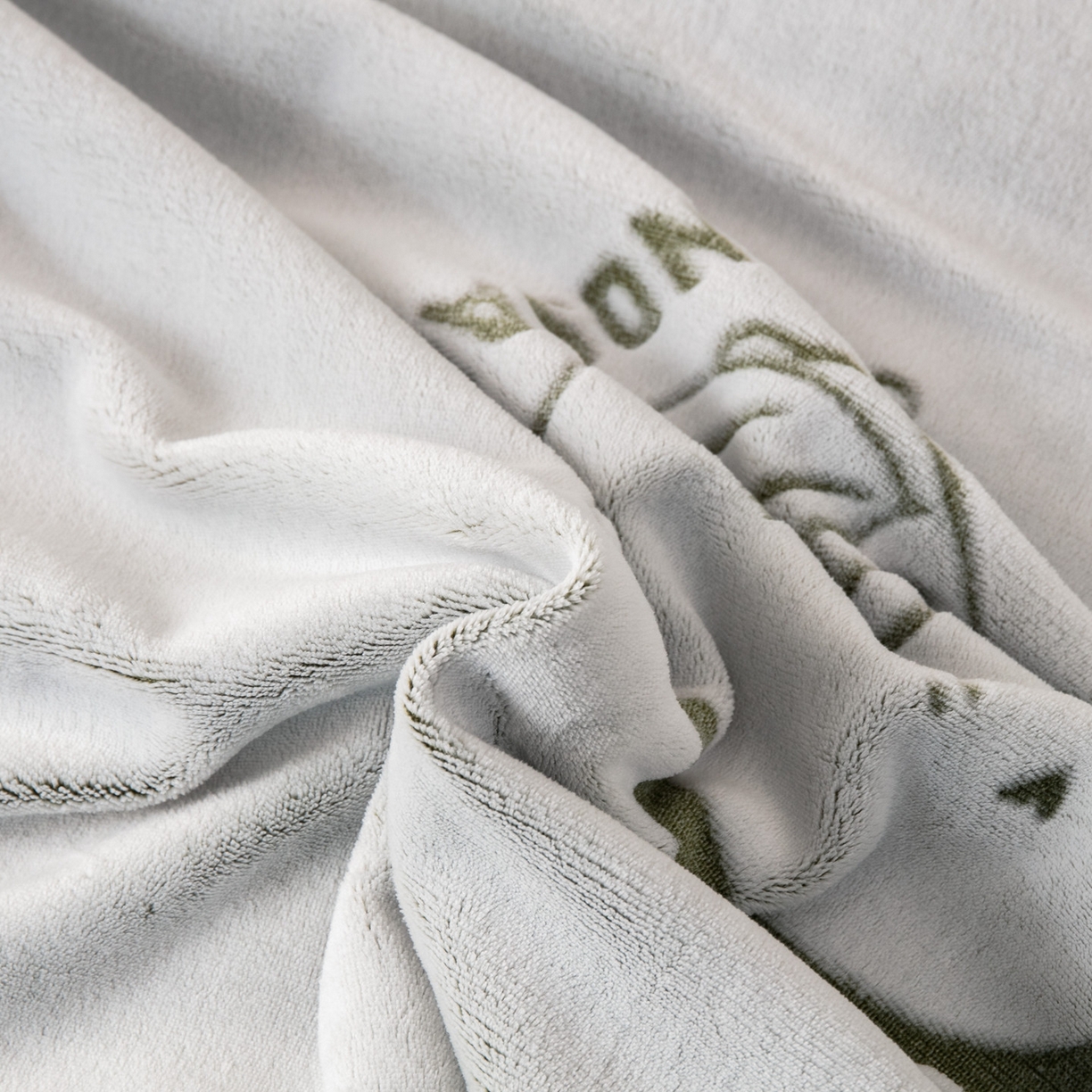 91家纺网 家纺一手货源 找家纺 梵克保罗 2025新款3D雕花加厚牛奶绒剪花毛毯 绿恐龙