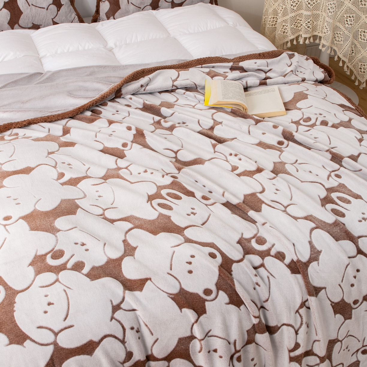 91家纺网 家纺一手货源 找家纺 梵克保罗 2025新款3D雕花加厚牛奶绒剪花毛毯 三个伙伴