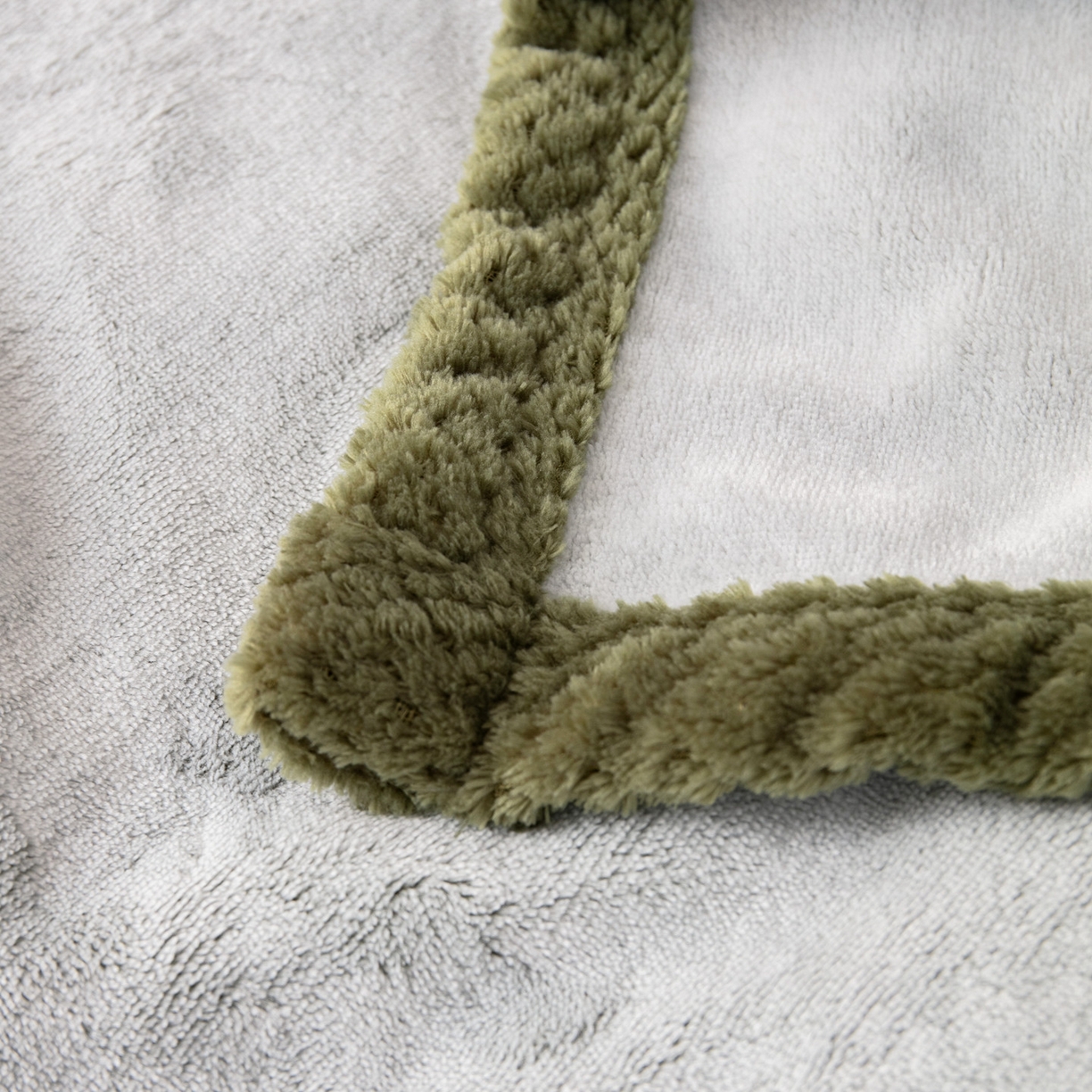 91家纺网 家纺一手货源 找家纺 梵克保罗 2025新款3D雕花加厚牛奶绒剪花毛毯 绿恐龙