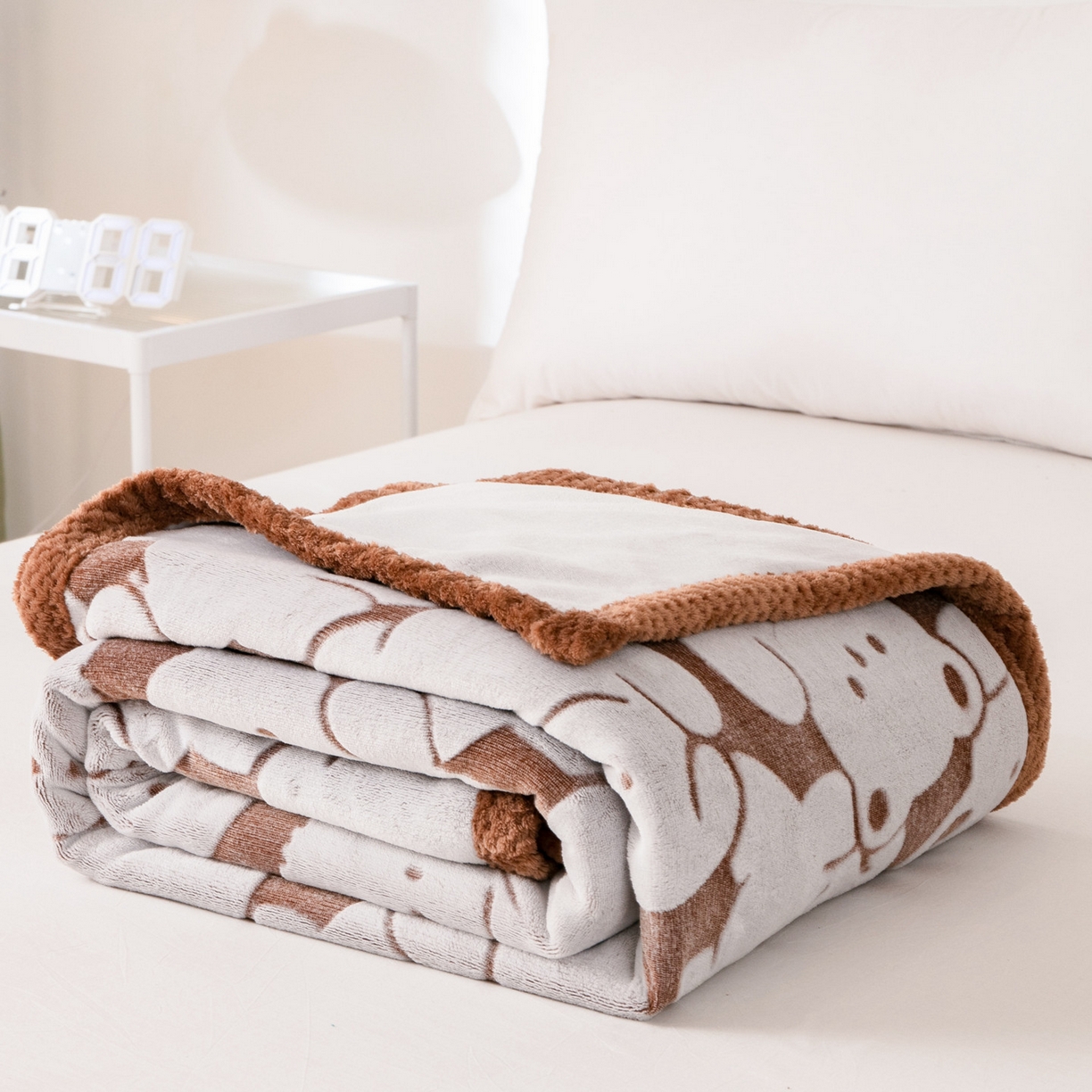 91家纺网 家纺一手货源 找家纺 梵克保罗 2025新款3D雕花加厚牛奶绒剪花毛毯 三个伙伴