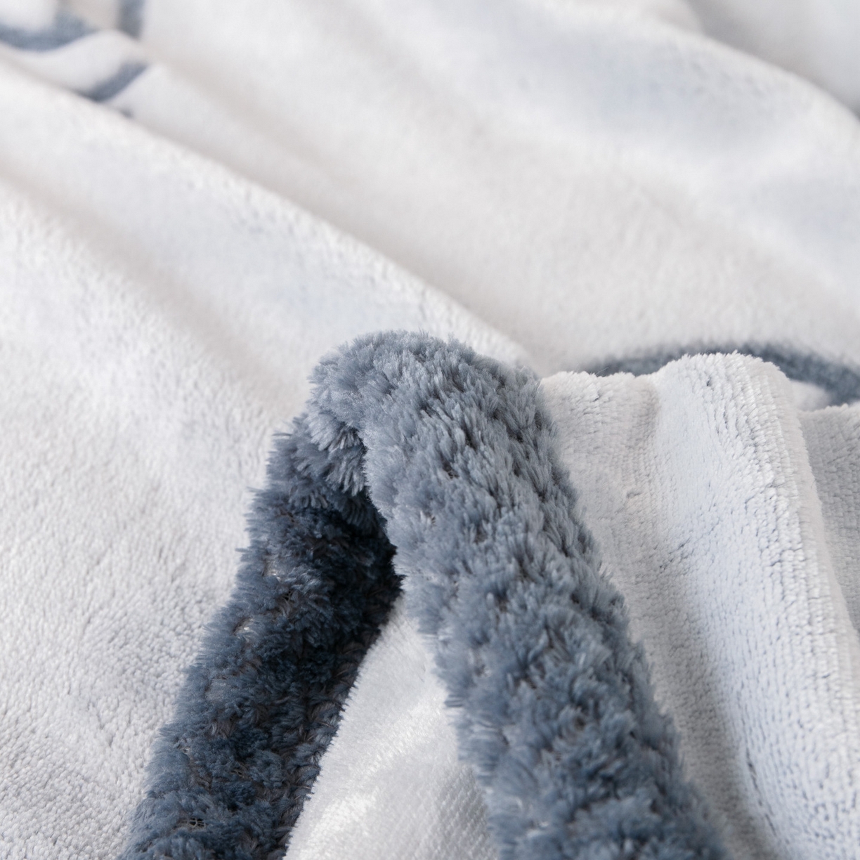 91家纺网 家纺一手货源 找家纺 梵克保罗 2025新款3D雕花加厚牛奶绒剪花毛毯 灰蓝熊