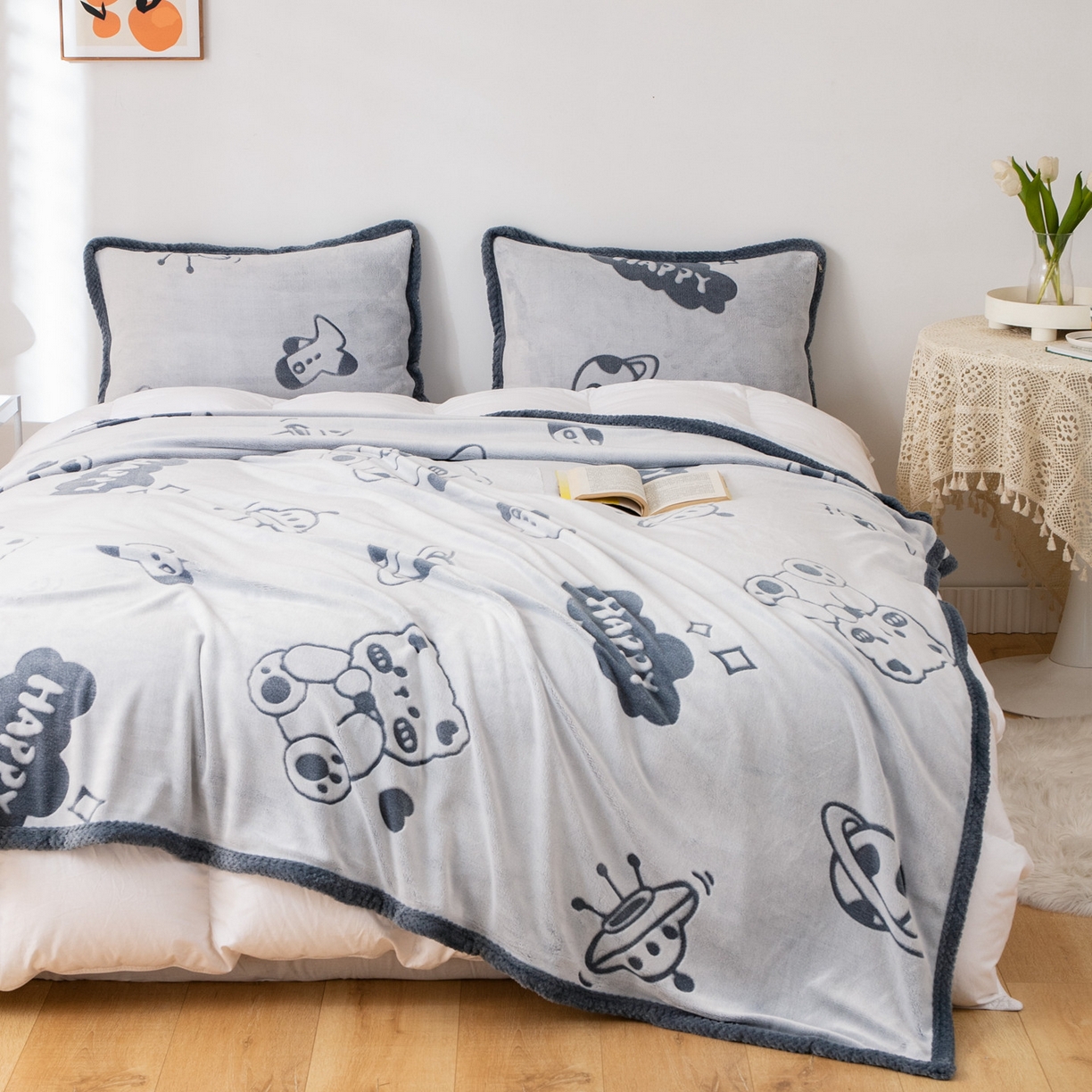 91家纺网 家纺一手货源 找家纺 梵克保罗 2025新款3D雕花加厚牛奶绒剪花毛毯 灰蓝熊