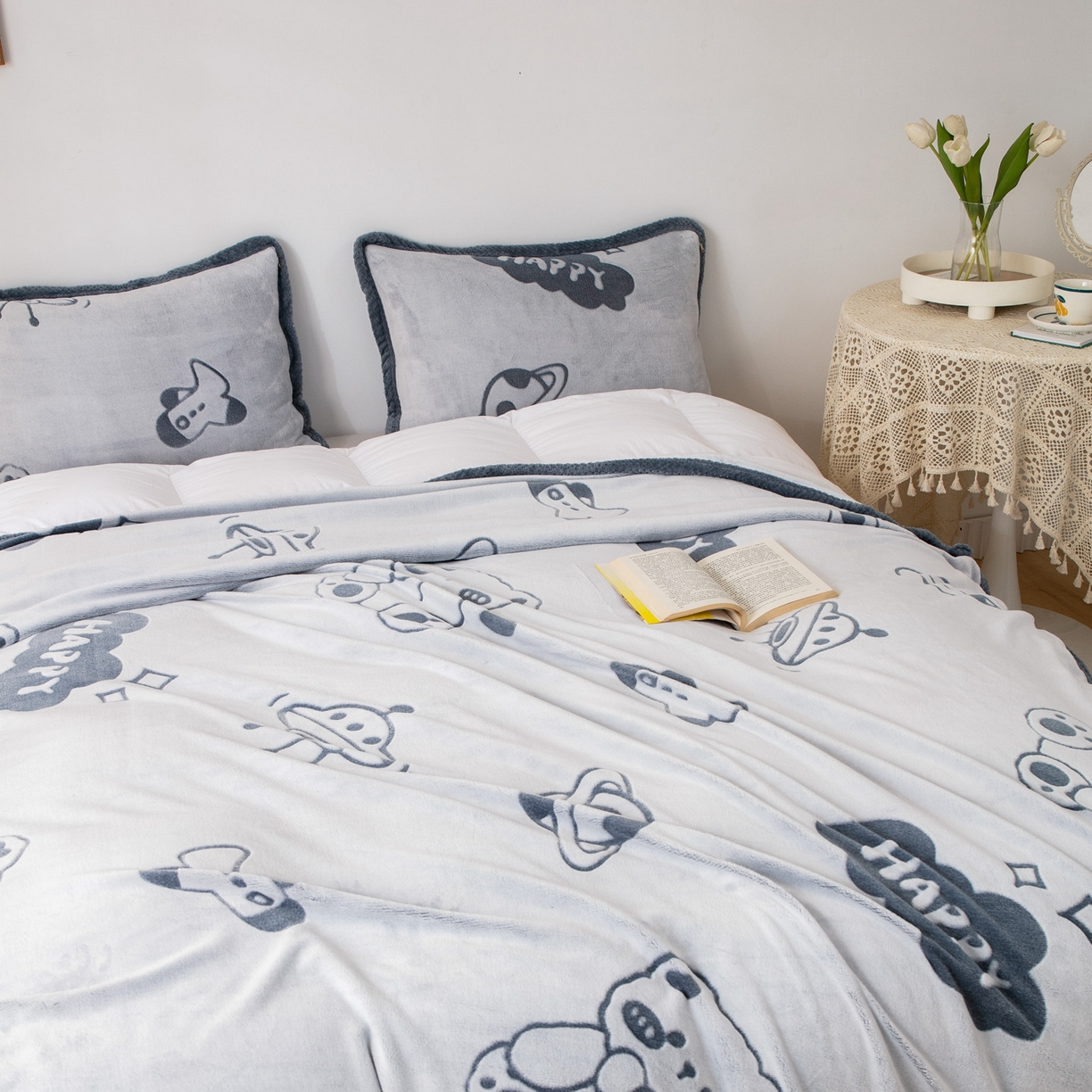 91家纺网 家纺一手货源 找家纺 梵克保罗 2025新款3D雕花加厚牛奶绒剪花毛毯 灰蓝熊