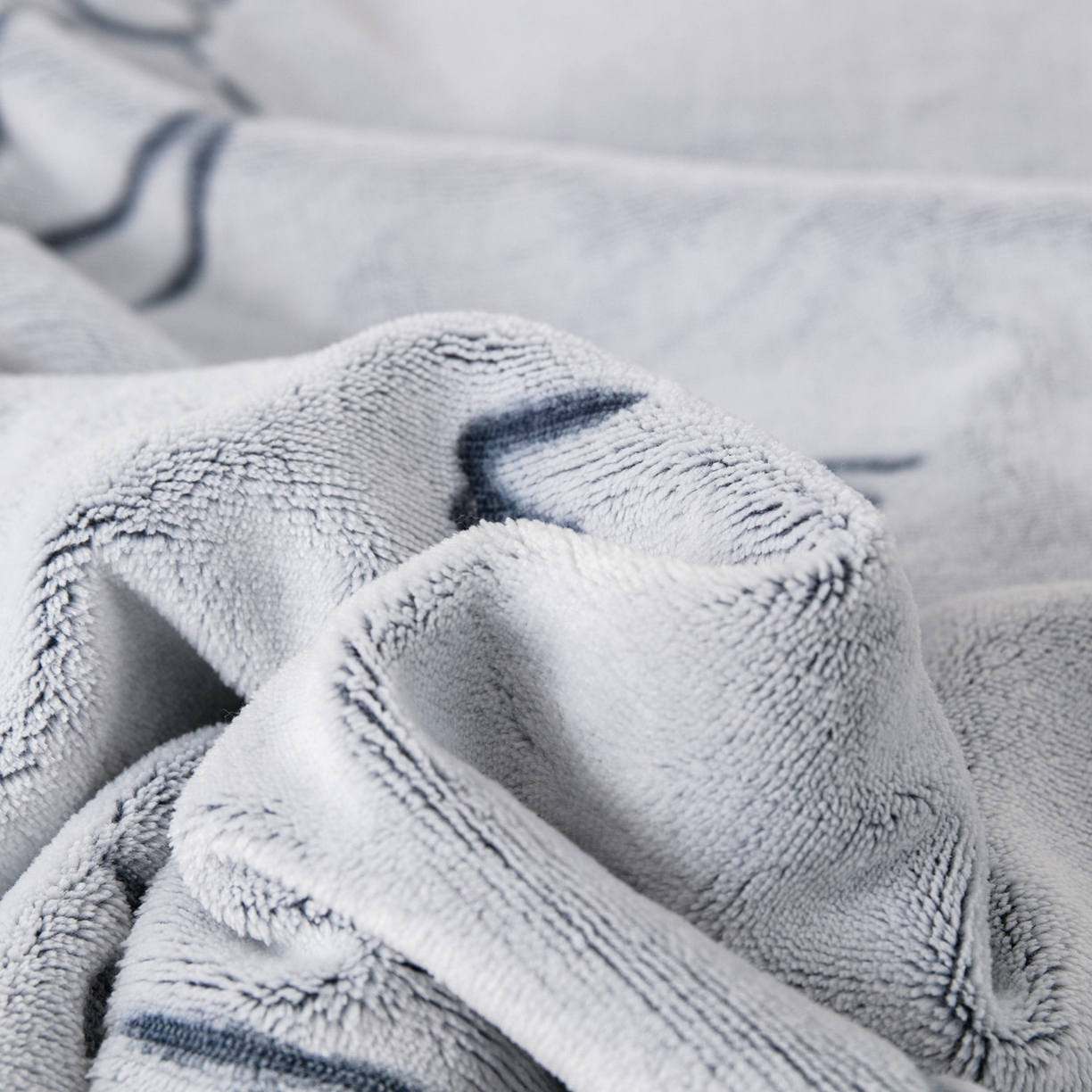 91家纺网 家纺一手货源 找家纺 梵克保罗 2025新款3D雕花加厚牛奶绒剪花毛毯 灰蓝公式